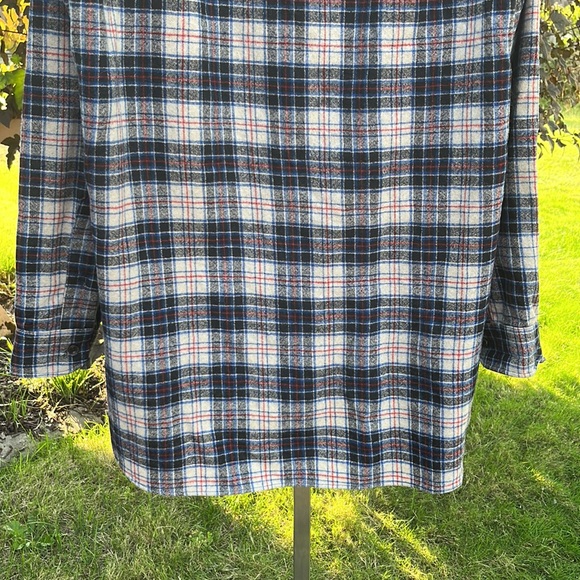 EUC VTG Pendleton 100% Virgin Wool blue/white/red/black plaid shirt Sz L - Picture 7 of 9